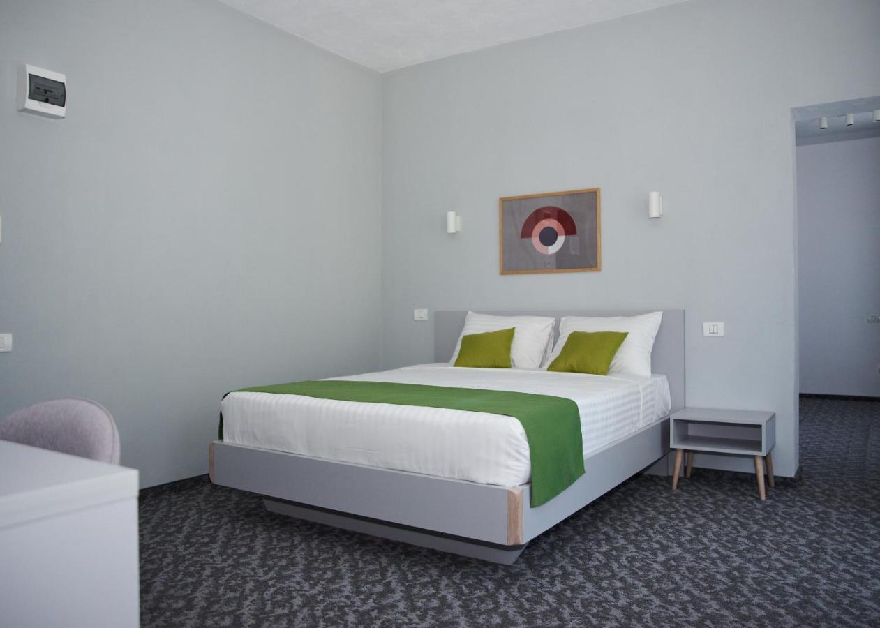 Astra Hotel Кэлимэнешти Экстерьер фото